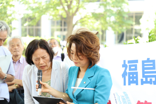 지난달 11일 핵 오염수 투기 저지 대한민국 의원단 양이원영 의원이 도쿄고등법원 재판소 앞에서 열린 일본 탈핵시민사회 연대 집회에서 발언하고 있다. 후쿠시마 핵오염수 해양투기 저지 국회의원단 제공=연합뉴스.